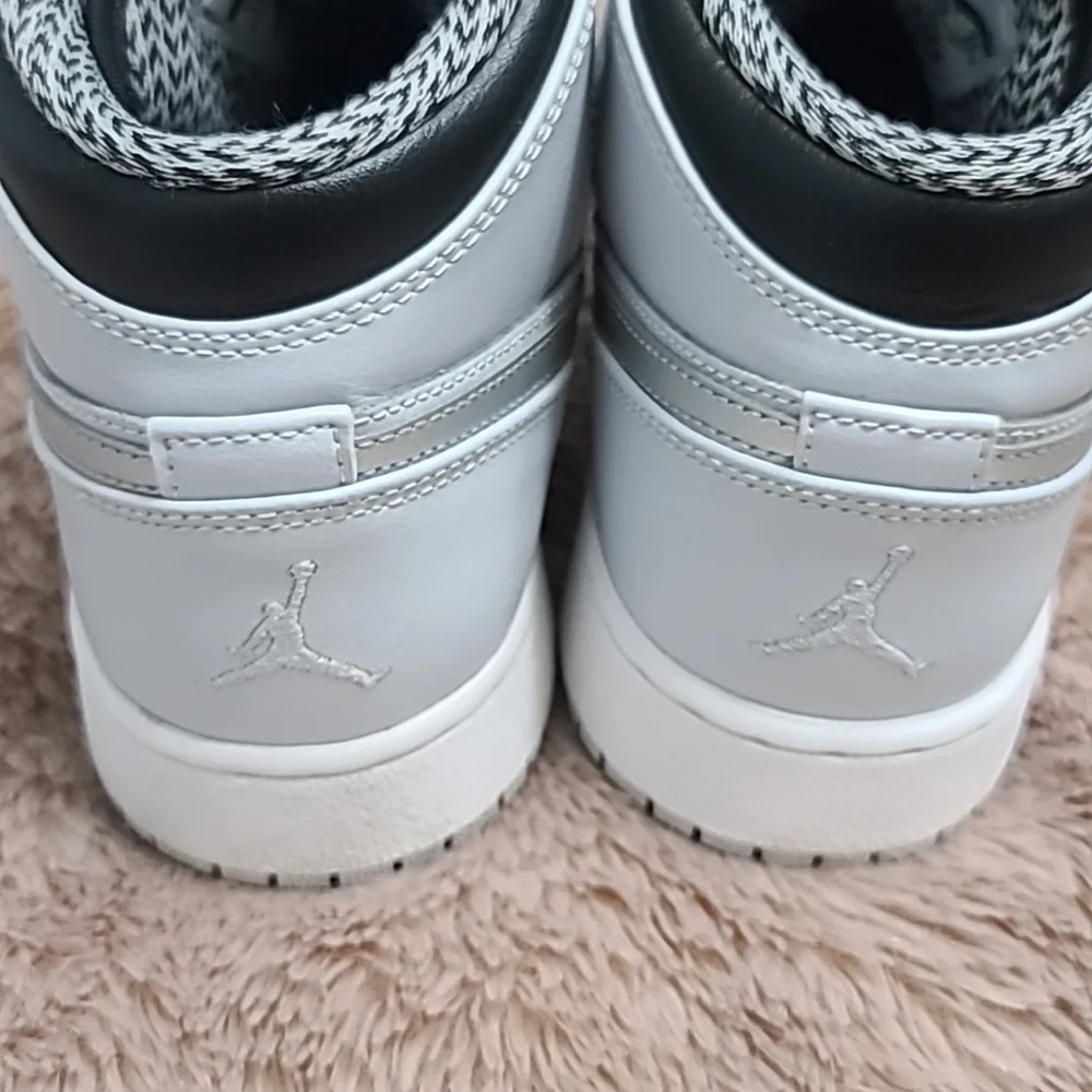 Nike Air Jordan 1 Mid sneakers in the 'Wolf Grey' Sz 7